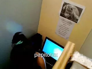 A hófehér nappaliban magyarul beszélő sex filmek a két lány, a szexi szőke ült a fehér kanapén. Először is, a tetováló lány kényezteti Önt, majd egy ember, aki kapcsolatban áll a gyönyörű emberekkel, viszont egy Szőke Fasz.