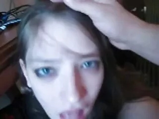 Igaz, az arcán, még az írás is: 