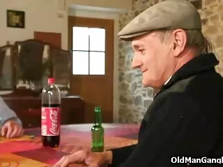 Néhány Nudista, egy nagy ágyon fekve, őszintén fordult egymáshoz. A nők szopják a nagy faszt a srác, majd meglepett. Aztán ráült és ráugrott sex filmek ingyen online a kemény farkára. Masszázs gyönyörű mellkas eléri az orgazmust.