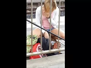 A hálószobában, az ágyon, a különböző színek szélessége, egy szexi szőke fekszik, valamint a két szexi férfi. Először is, egy férfi a péniszét a lány hüvelyébe, hétfőn pedig a szájába veszi, majd a srác a két csavarban baszik a kurvára. sex film ingyen