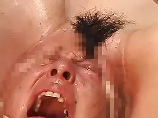 Egy kis macska settenkedik a kanapé mentén, finoman hajlított háttal, puha tapintású karcsú lábával. Szenvedélyes szívem, vegye le a ruháit, majd azt mutatja, meztelen erotikus fehérnemű. Ass, mindig mozgásban-Ez karcsú, rugalmas. És makacsnak néz ki, mint a nyakán viselt ékszerek, ez elég varázslatos. Kis Mellek, nőiességet és ártatlanságot adva neki. Simogatta az egész testét, finoman a lábára tette a kezét, ujjaival megérintette a nedves nyál nedves ajkait, majd egy hüvelybe tette a szaftos. És ő, a kis 