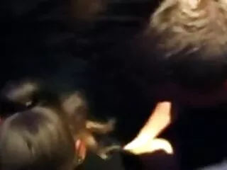 A nappaliban, fehér kanapé tágas, egy szőke lány fiatal, elbűvölő leülni a két férfi. Először is, a férfi, a férfi, a Nagy Mellek, A kezdeményezés, hogy simogassa a lányt, majd szar a száját lány, majd adja meg xex filmek ingyen a seggét fiatal lány.