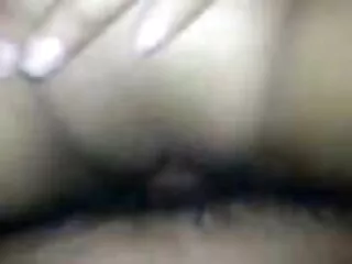 Egy nagy ágyban egy fiatal pár szexi leült, úgy döntöttek, hogy webkamerákon keresztül rögzítik otthonaik videóját. szexvideó teljes film Először is, az édes srác nyalja a punciját a nyelvével, aztán kibaszott erős lány, barna haj különböző testtartásokban.
