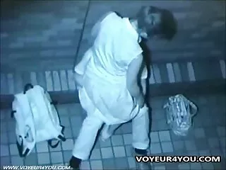 Nos, ha nem a nyilvános WC-ben, a fekete emberek élvezhetik a fehér lányt a saját gyermekkorában. Ez a legjobb hely a grillezett hús Nigger. Nem csak használt, ahol piszkos, mint a fürdőszoba szex, hanem zavarba a lányok segítségével ragasztószalag, fix, majd csatolja a tag minden lyuk egy nagyon durva módon. Ez csodálatos - de a csirke, még nehéz helyzetekben is, például, még mindig erős orgazmust ér el. Aztán végül, miután az emberek összegyűltek az arcán, és miután alaposan megtisztította az összes cum a