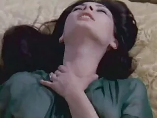 Egy ázsiai porno videok ingyen lány meztelen bájos ül a nagy ágy a szállodai szobában az embereivel. A kezdéshez, a lány kezében pénisz erekció, akkor élvezi a pénisz Kemény vagina, kitöltve a szigorú.
