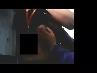 Egy lány göndör haj aranyos feküdt a kanapén, online erotikus filmek simogatta a lába között. Nagyon izgatott és letérdelt a barátja előtt. Szépség ad a srác egy szív egy szopást, majd helyébe néhány nagy mellek. A férfi a végbélnyílás nők elvágta, hogy az orgazmus.