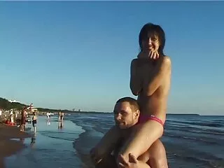 A színház egyik előcsarnokában egy barna hajú, elbűvölő lány unatkozik. Egy online nézhető pornó filmek Férfi, Nagy Mellek, közeledett hozzá, és vett egy nagy pénisz a szájába. Szex után, orális, fekete férfi mutatja szexi test lány-lány, durva fasz a lábak között, fenék.