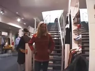 Két gyönyörű nő ül a kanapén, fekete, pornó filmek ingyen nagy. Két barna hajú férfi, aki aktívan elbűvölte a nőket, a helyükön ült. Kezdeni, fekete a csavarokat, tedd egy nő szájába, majd baszd meg őket.