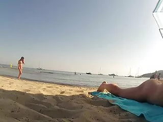 Charm barna hajú belépett a szobába, aktívan kommunikál a felnőtt férfiakkal. A férfi irritált a gyönyörű, csábító nő szépsége miatt, a ingyen felnőtt filmek lány pedig megmutatja testét. Aztán a fickó a farkát dugja és a lány combjára ül.