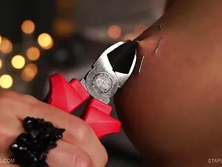 Egy barna hajú lány, szexi mellek, egy szörnyű ébredés reggel az ágyban egy bizonyos srác akar menni, amilyen gyorsan csak lehetséges,de felébredt, és nem engedte el. Visszament az ágyba, és úgy döntött, hogy folytatja a szórakozás éjszakáját. Nem korán, kemény farkával nyomta, stimulálva a lábai között. Egy barna hajú lány, aki nem szereti online porno videok ingyen az lágyságát, szereti, ha igaza van. Azt is szereti, ha megverik. Miután néhány szép csilingelés ez a fickó teszi a szopást, hogy több öröm. É