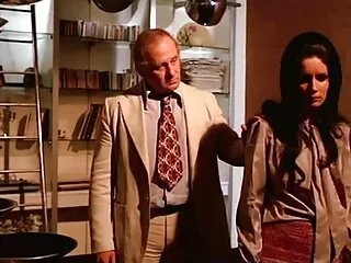 Csinos lány jó szórakozást barátja ébenfa fa az ágyon. Meztelen lány, finoman simogatta a fiatal test, nyalja a vaginák, megható magyarul beszélö porno film a csikló. Egy lány barna hajú felnőtt nyakkendő pántok a derekát, majd egy szőke lány állt a szájában.