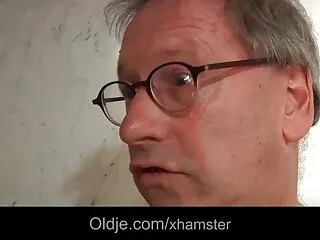 A hálószobában van egy fiú a szőke, érett, szexi társaságában. Először férfiak és nők meztelenül, majd egy széken ülve. Aztán egy mezítlábas nő kiverte a férfi péniszét, majd leült ingyen porno filmek a térdére, és szenvedélyesen kielégítette a csirkét a szájába.