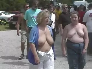 A gyönyörű szőke jön a pornó kiválasztásához. Először is, lány, kommunikálni egy férfival, aki fényképezett a kamera, majd tegye ki őt, és üljön térdre előtt a csap. Aztán egy jó srác pornó filmek ingyen a képernyő szexuális partnerével.