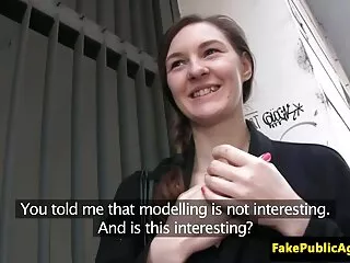 A fürdőszobában Hófehérke, egy porno video ingyen szőke nő fehér szexi fehérnemű ülni, ölelkezés, majd menjen a WC-férfi. Először is, a lányok elcsábítani egy férfit, majd feltárni az igazi identitás, aktívan szopni nagy fasz srác érte.