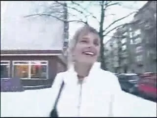 Egy érett ember ül egy széken, kanapén, fekete bőr Két gyönyörű ember társaságában. Először xex filmek ingyen is, egy érett nő szeretettel, majd exportálni magad, akkor, szép emberek, szórakoztató emberek, férfiak. Először is, a nő szopja a férfi péniszét, majd elkezdték baszni.