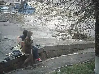 Egy férfi jött meglátogatni van sötét bőr. A lány emlékezni fog a szeretőjére. Azonnal lehúzta a nadrágját, és elkezdte simogatni szex video online a farkat, a brit, a szóbeli és a dörzsölés a kezét. Aztán levetkőztette a bugyiját, és a lovon lovagolt.