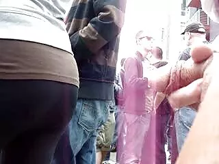 A nő a munkahelyén ült, és nem nyúlt senkihez, de aztán egy férfi ezt megkérdezte, És elkezdte meggyőzni a szexről. És nem érdekli, mert egy helyen ülni unalmas. Tehát először valóban kinyitotta az inget, hogy hagyja, hogy az emberek fejtől talpig irányítsák magukat, majd elkezd szopást adni neki. Nos, akkor elkezdenek szexelni. Miután a férfi befejezte, a lány azonnal online porno filmek a WC-hez futott.
