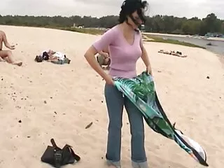 Szexi lány barna levetkőzik, felfedve egy pár porno filmek ingyen fenék, hogy érdekes. Feküdt a kanapén, széttárta a lábát, majd két ujját a hüvelybe, ugyanakkor, Masszázs, Anális. Néhány pillanattal később a két hevedert használják, az egyik a szamárban, a másik a szájban.