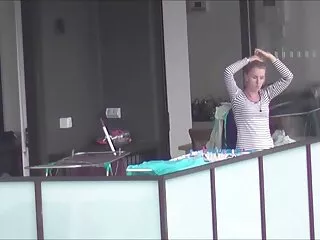 Egy lány barna hajú, szexi meztelen ül a kanapén a kamera láttára. Lány, mosoly, édes, és amatör sex filmek ingyen elsüllyedt a földre. A barna hajú lány, szexi, finoman simogatta a fiatal, rugalmas test a kezét, majd kap egy hihetetlen orgazmus belőle.