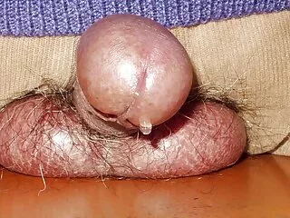 Gyönyörű, fiatal, szexi fürdőruha arany, rövid szoknya és eszközök lépett kurvák a medencében, és feküdt le az ágyra. Elkezdett simogatni a testem tele van gyönyörű tetoválás, lassan levetkőzni. A görények egyre izgatottak, és egy tollal kezdik kielégíteni magam, beléptek a lyukba. Különböző testhelyzetekben ingyen pornó filmek kezd el állni, majd egy ujját a hüvelybe piszkálja. Aztán a hálószobában a házban. Ott várja a barátját. A rossz lányt az ágyhoz tette, széttárta a lábát, elkezdte kielégíteni a punc